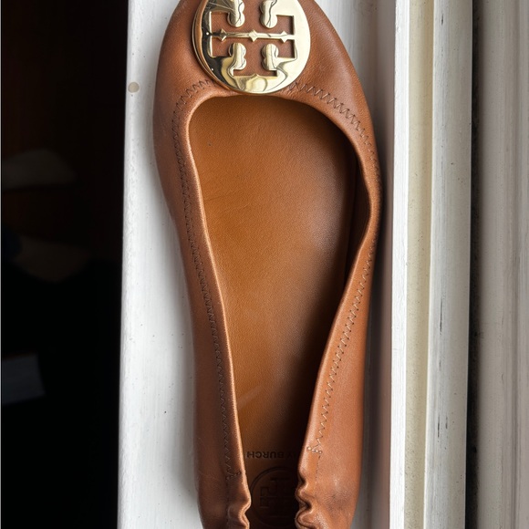 Tory Burch Tan Leather Flats with Gold Logo - Picture 4 of 7